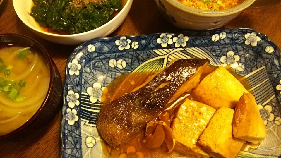 銀むつの煮魚＊焼き豆腐も一緒に*ホウレン草のお浸しとお味噌汁も添えて♪|Yukariさん