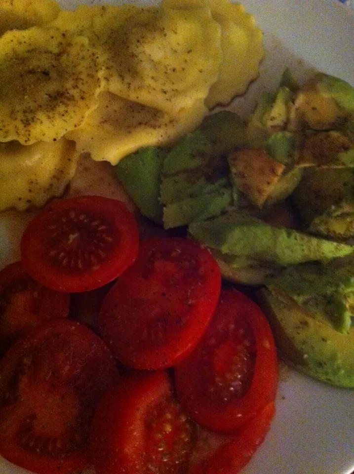 Goats cheese and caramelised onion pasta with tomato and avocado x|🍓Jolejo🍓さん