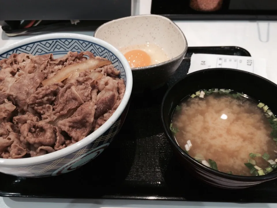 Snapdishの料理写真:牛丼卵味噌汁|ますおさん