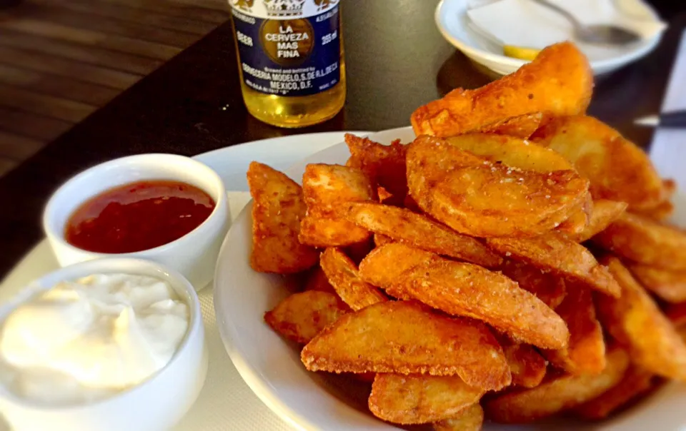 Potato wedges with sour cream and sweet chilli sauce|woodfiredさん