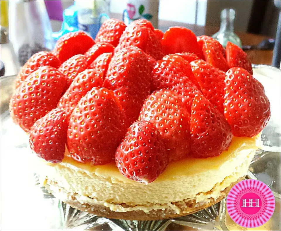 Lemon Cheese Birthday Cake topped with Kentish Strawberries. Happy Birthday Husband 👄 💟💗💖 #strawberries #birthday #cake #cheese #quark #lemon #cheesecake #brea|Biscuite Queenさん