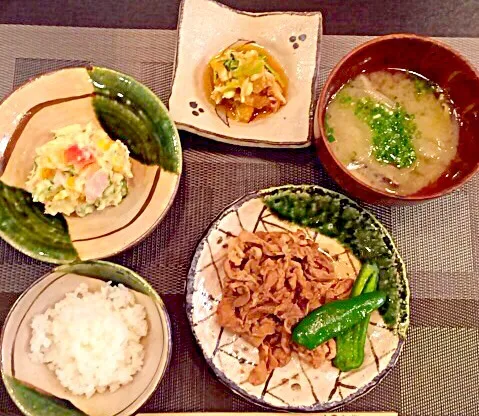 生姜焼きとポテトサラダ、ササミと水菜のみぞれ和え、お味噌汁🍙|yumiさん