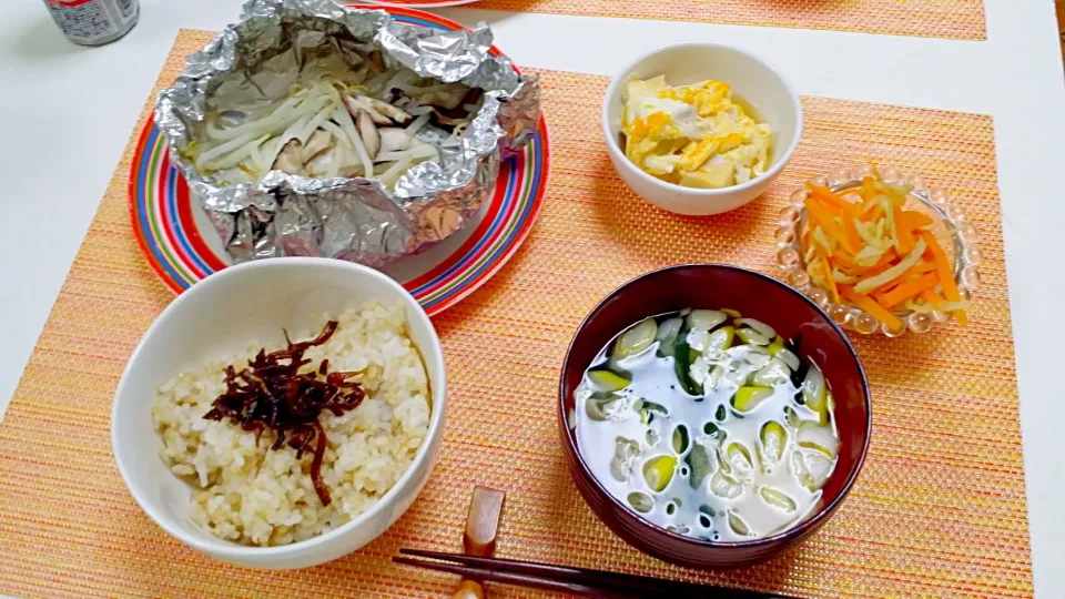 Snapdishの料理写真:今日の夕食 鰆ともやしの塩麹蒸し、切り干し大根の煮物、高野豆腐の卵とじ、わかめとネギの味噌汁|pinknari🐰🌈さん