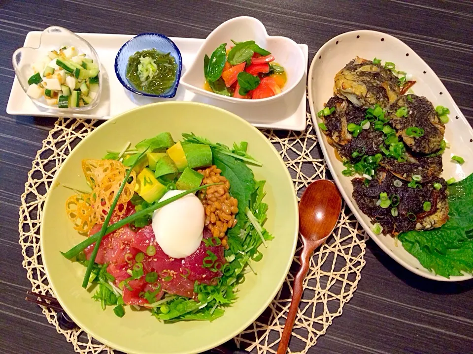 今夜はアボカドマグロ丼、もずくと玉ねぎの天ぷら、トマトとバジルサラダ、長芋胡瓜梅肉和え、めかぶです。|かれんさん