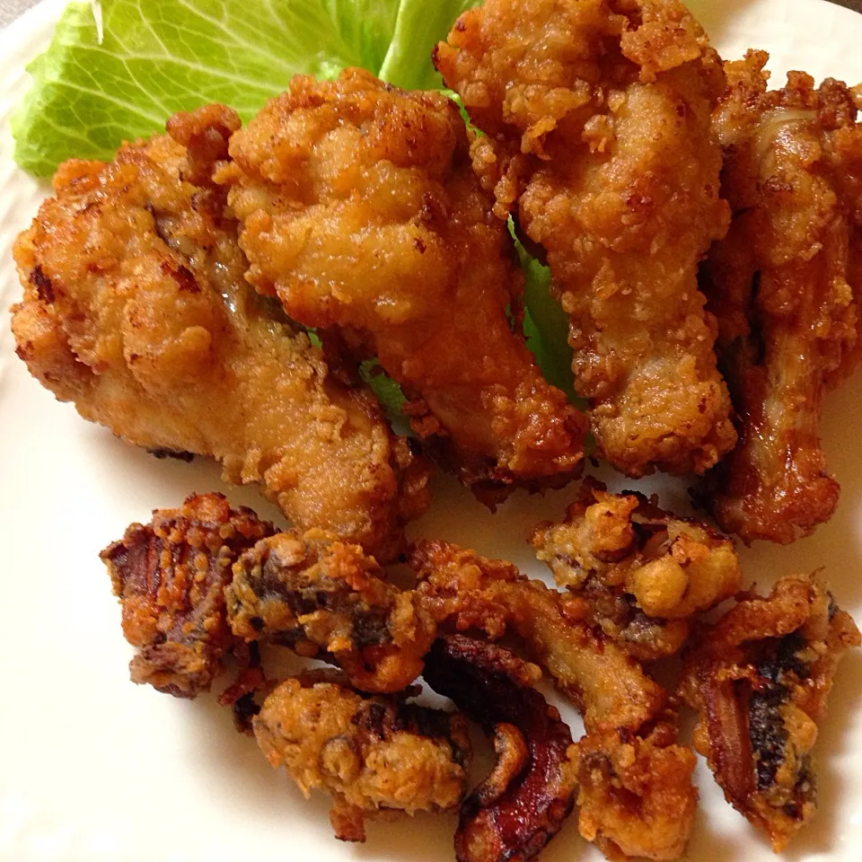 鶏とタコの唐揚げ♬( ^ω^ )  小麦粉が無かったので お好み焼き粉でやったら かえって美味しかった❤️|黒パグ.ヨシコさん