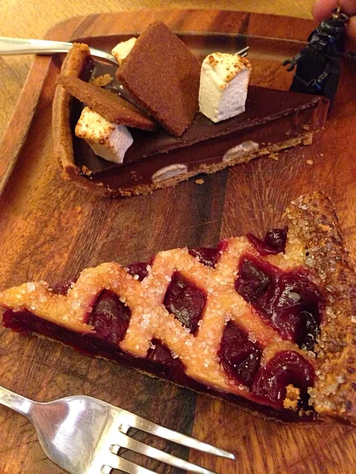 Snapdishの料理写真:Smores & Cherry Pies|hweeyhさん