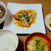 Snapdishの料理写真:鱈のバタポンソテー、なすとトマトのミートグラタン、キャベツとニラ炒め、豆腐と玉ねぎの味噌汁、ご飯|とったんさん