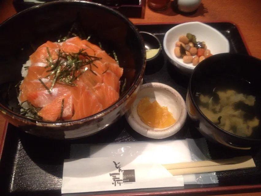 どん舞 サーモン丼|リンダさん