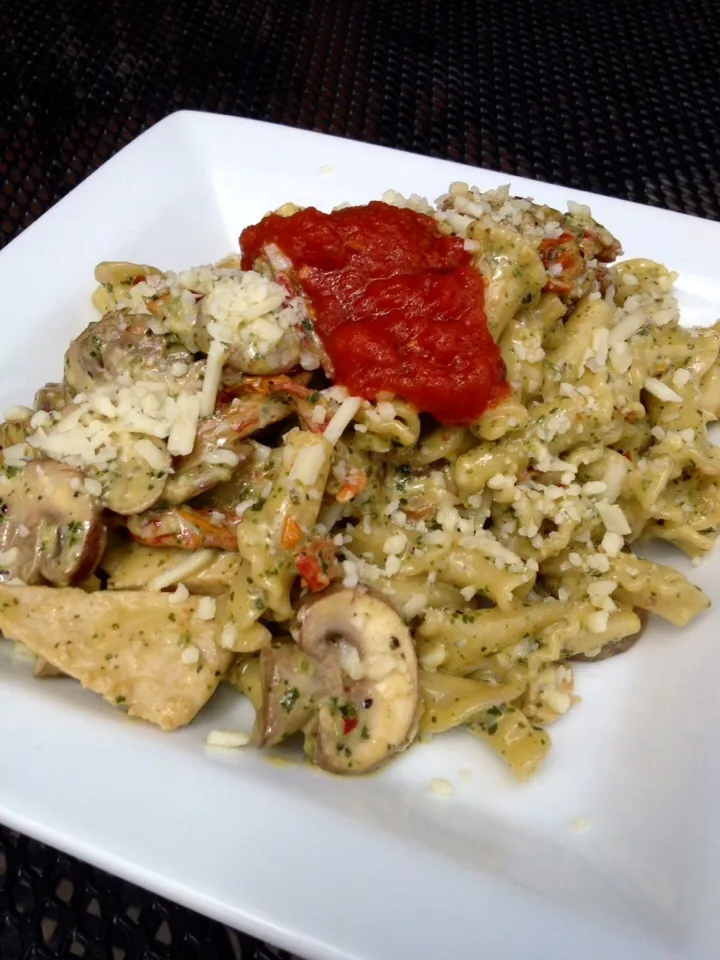 Pesto pasta with mushrooms and Sundried tomatoes|peggy waldonさん