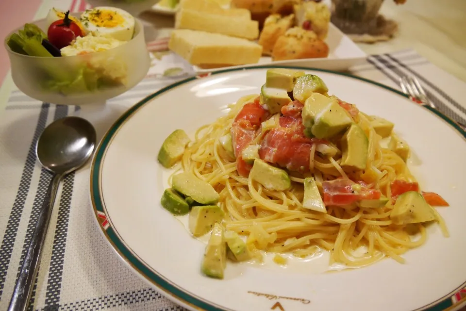 さちこ(さがねっち)さんの料理     冷製スモークサーモンとアボカドクリームパスタ♡|メイスイさん