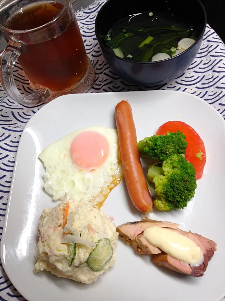 朝ごはん。おからサラダ朝から作った。ワカメと小松菜のお澄まし|ハルさん