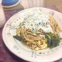 Snapdishの料理写真:柚子胡椒と出し醤油の焼蕎麦。釜揚げしらすのせ。|彩さん