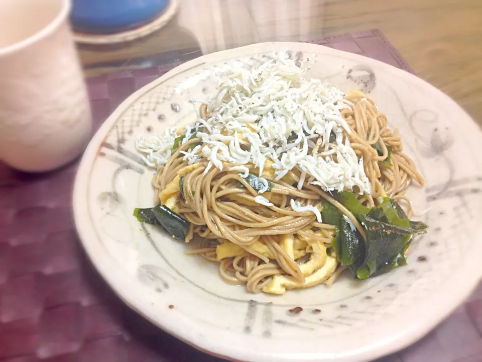 柚子胡椒と出し醤油の焼蕎麦。釜揚げしらすのせ。|彩さん