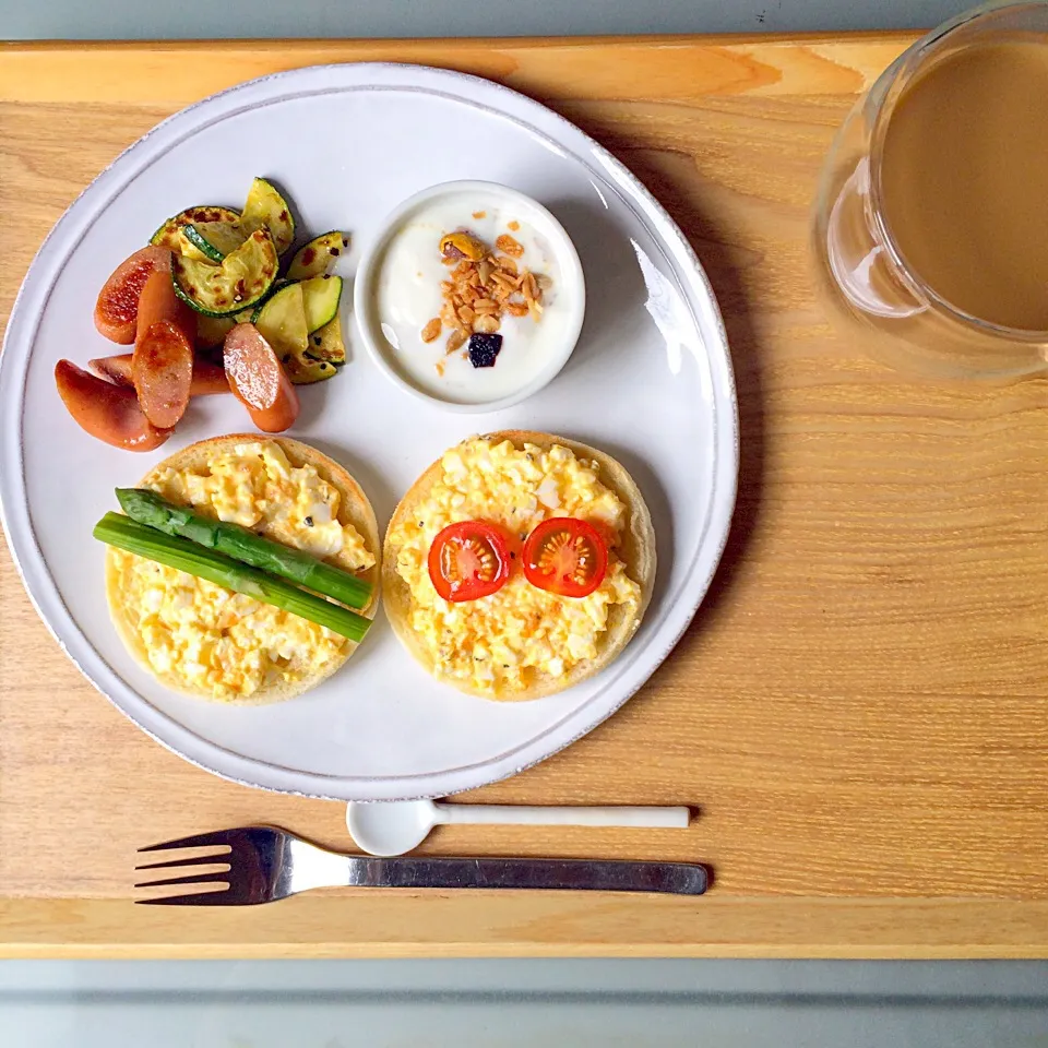 朝ごはん。イングリッシュマフィンのたまごオープンサンド。|yukko7740さん