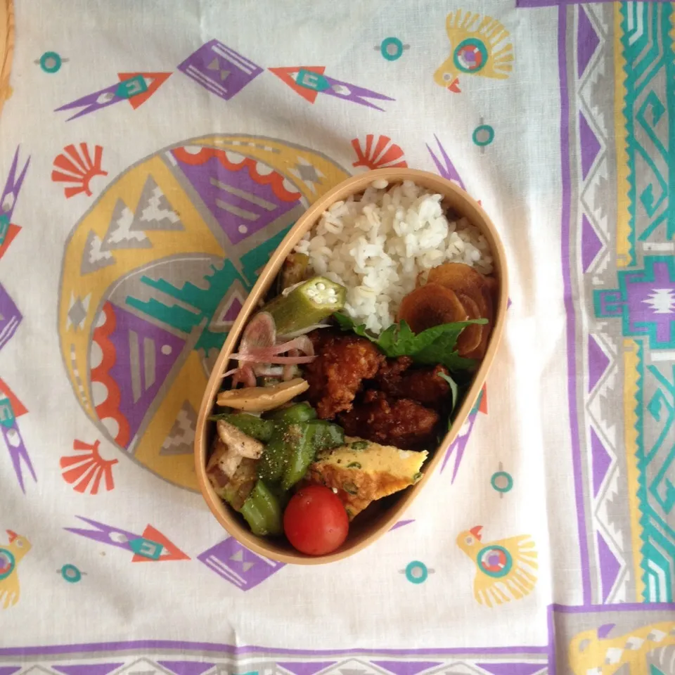 今日のおべんと。唐揚げ、いんげんのフリッタータ、おくらとみょうがの梅肉あえ、ピーマンとエリンギのオイスターソース炒め、新生姜のバルサミコ漬け、プチトマト。唐揚げ久しぶり。昼休みが待ち遠しかった！|nozomi tsujiさん