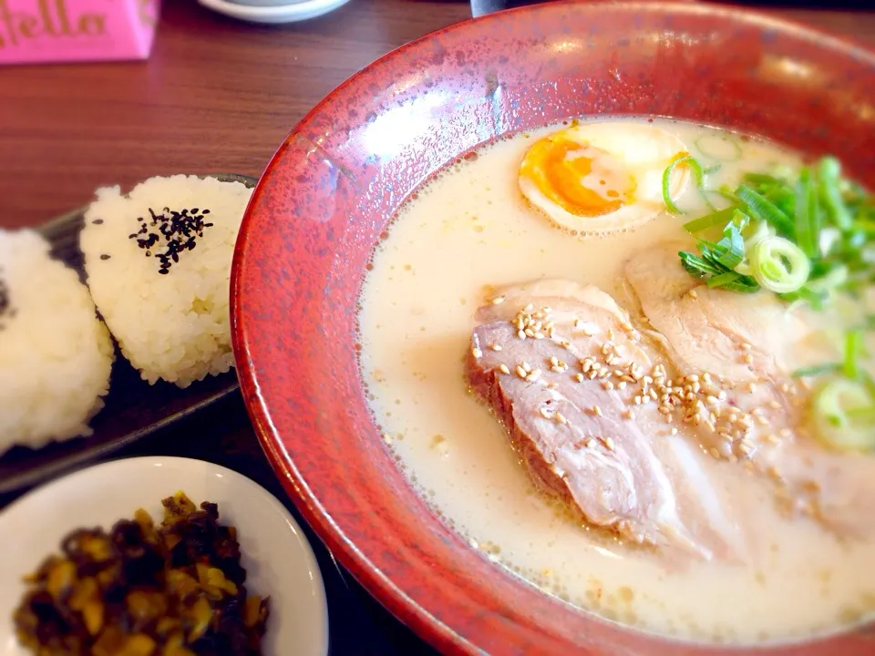 とんこつ塩白湯 おにぎり、高菜付。あっさりパイタンに細ストレート麺 @杭全 葚八|えすとさん