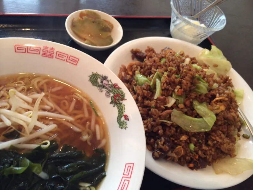 【日替定食】牛肉とレタスのチャーハンと小ラーメンを頂きました。|momongatomoさん