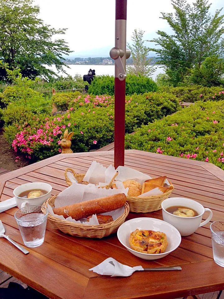 Snapdishの料理写真:富士山と河口湖を見ながらパンの食べれるお店(＾ω＾)|あぼちさん