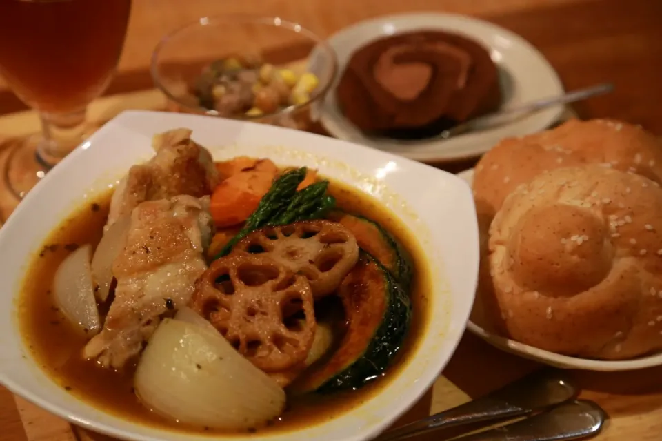 【夕ご飯】スープカレー、ひよこ豆とツナのサラダ、胚芽パン、ロールケーキ♪|マカロンさん