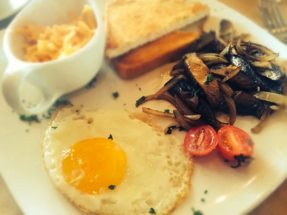 Snapdishの料理写真:Egg, mushroom, onion & cheese|Sergio Lacuevaさん