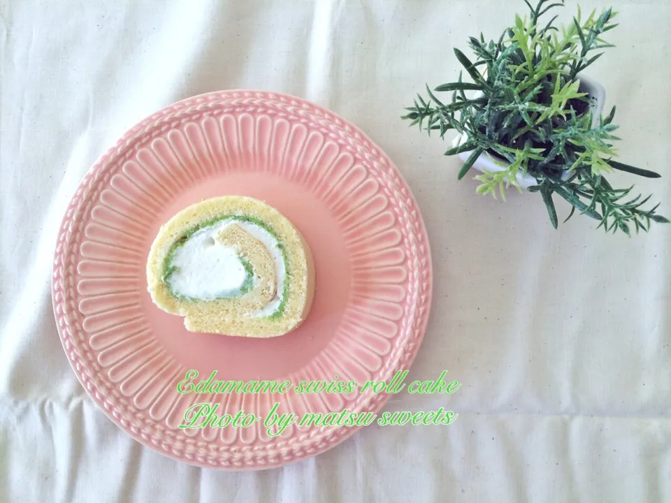 Snapdishの料理写真:Edamame Swiss roll cake|Matsu sweetsさん