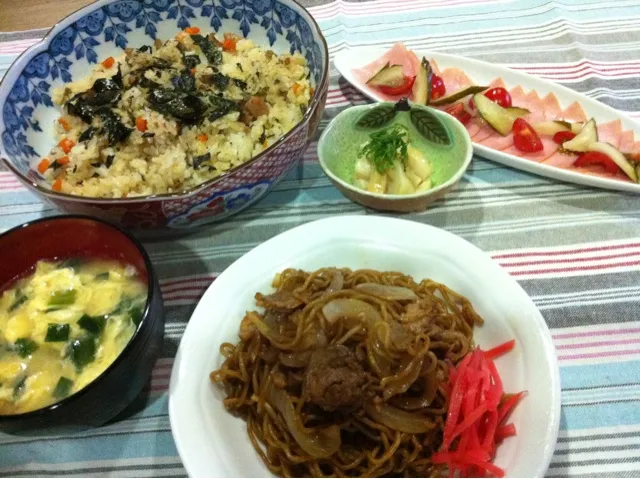 Snapdishの料理写真:豚肉と玉ねぎ焼きそば・鶏肉山菜おこわ風混ぜご飯・ハムとピクルストマト・ニラ卵味噌汁|まーままさん