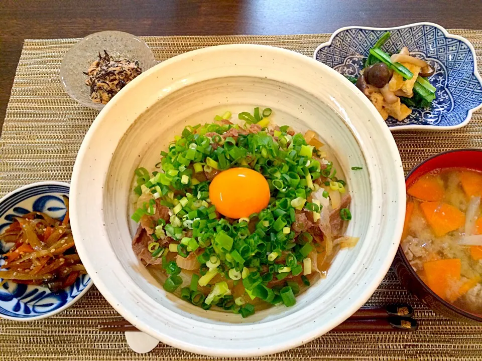 牛丼  きんぴらごぼう   ひじきサラダ   小松菜の炒め物   豚汁|NAKATAさん