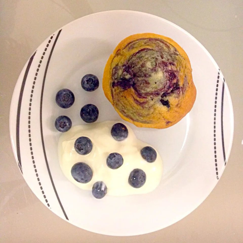 Blueberry muffin serve with yellow box honey yoghurt and fresh blueberry.|kakalaiさん