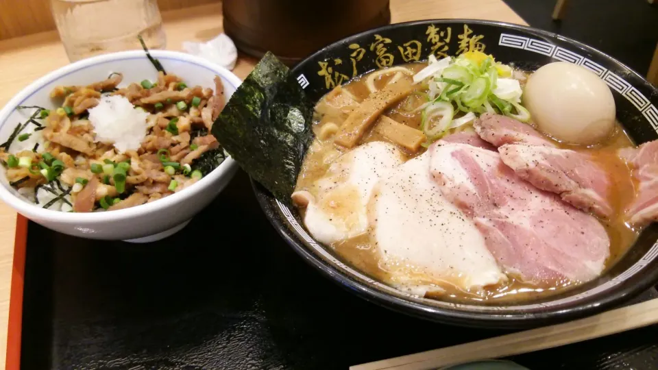 とみた
特製中華そばとローストポーク丼|meguromenさん