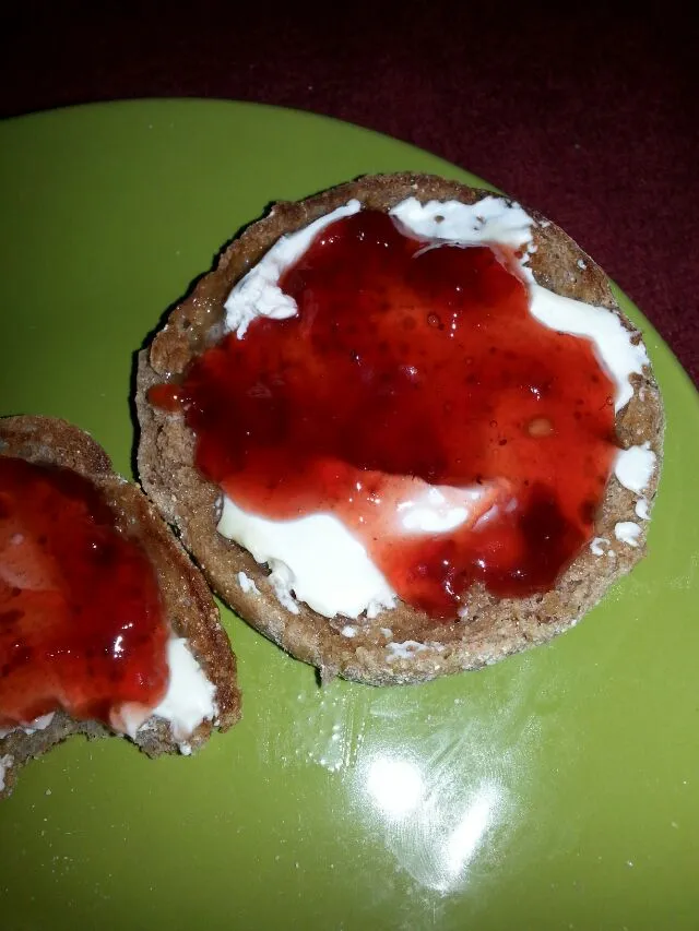 English muffin with cream chz,  butter,  And strawberry preserves.|Polly Gelfusoさん