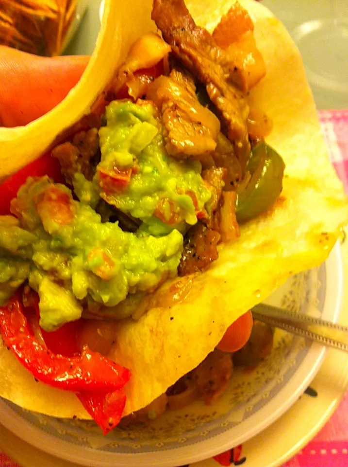 Beef Alambres with fresh made guacame|Jorge Bernal Márquezさん