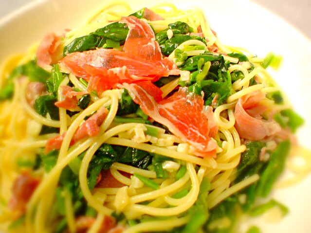 生ハムとホウレン草のパスタ