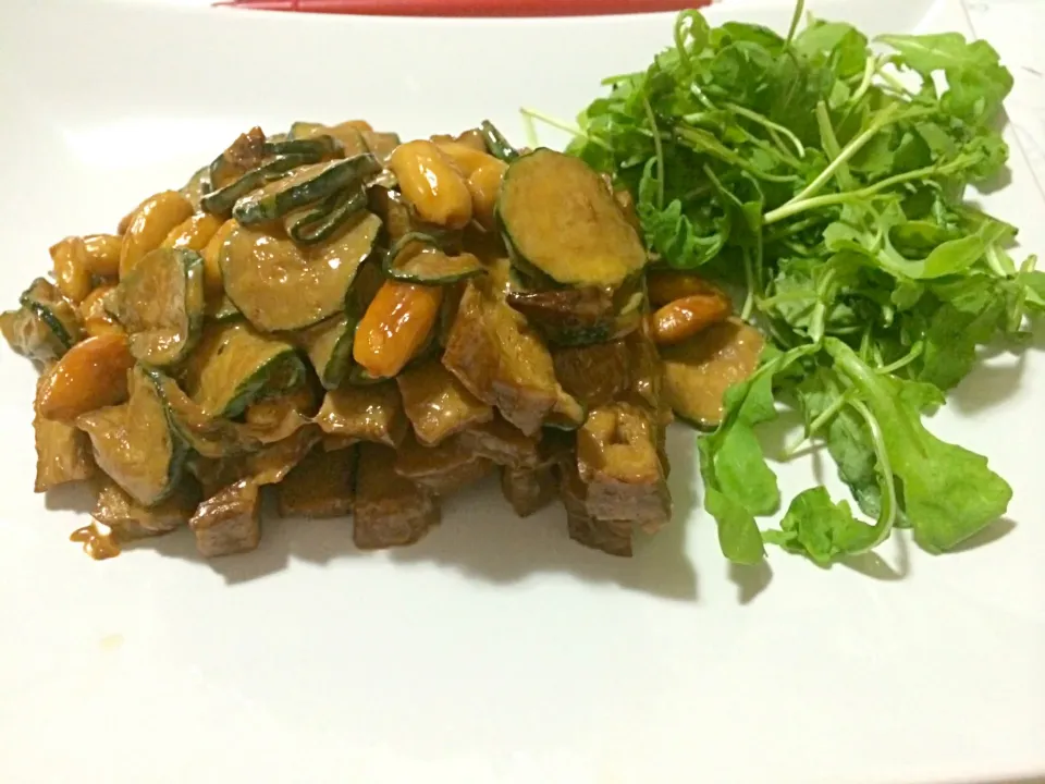 Sliced seitan with toasted almonds and zucchini in a soy sauce cream|Angela Brunoさん