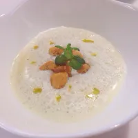 Velouté de maïs et mousse à la menthe.とうもろこしの冷製スープミントの泡とメープル風味のクランブルを浮かべて。