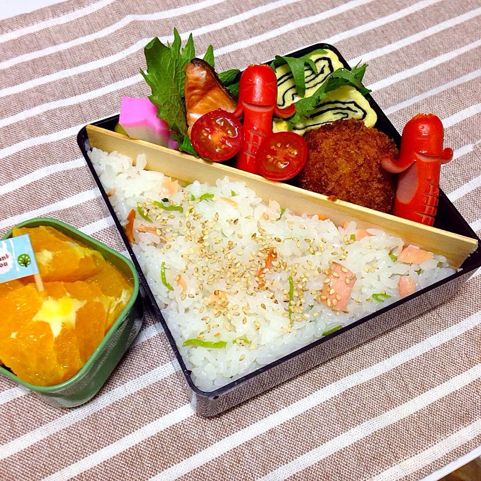 Snapdishの料理写真:焼き鮭チラシ寿司弁当〜꒰*´∀`*꒱|りぉりぉ꒰•‧̫•ू꒱さん