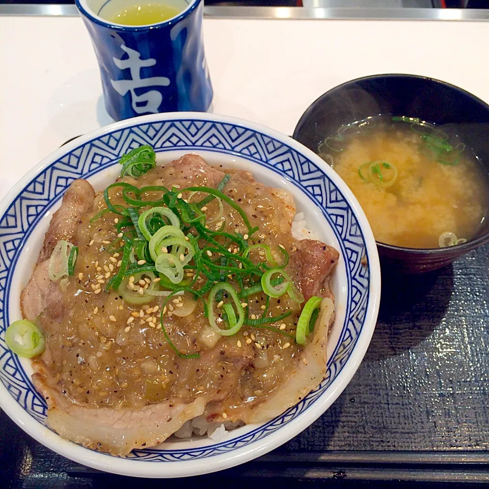 ねぎ塩ロース豚丼 並、みそ汁|maixx ใหม่さん