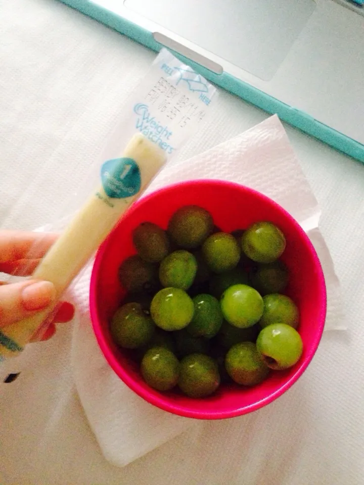 Green grapes and a jalapeño string cheese 🍇|Marianaさん