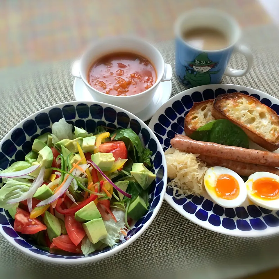 たっぷりサラダの朝ごはん|ぺんぎんさん