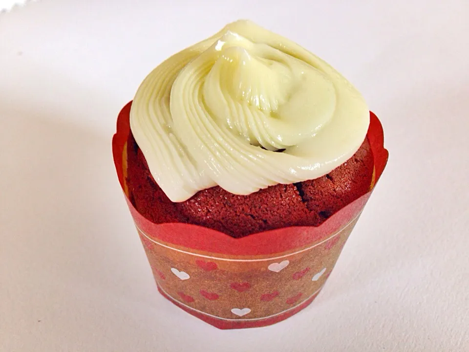 Red velvet cupcake with cream cheese icing|Kirsten Adachiさん