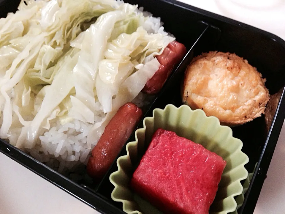 Snapdishの料理写真:Bento: rice topped with baked cabbage, tomato, sausage, baked egg and watermelon|Kirsten Adachiさん