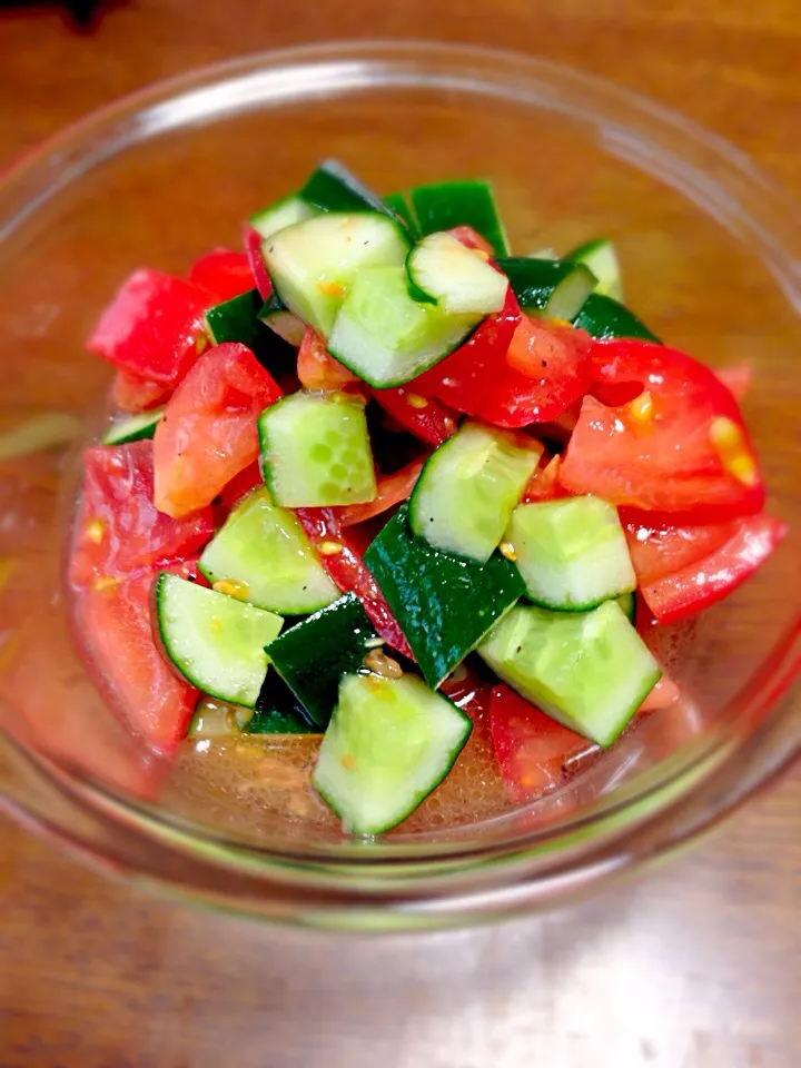 Snapdishの料理写真:くららさんの料理 スプーンで食べる‼夏のトマト🍅ときゅうりのサラダ⭐|さつまいももんさん