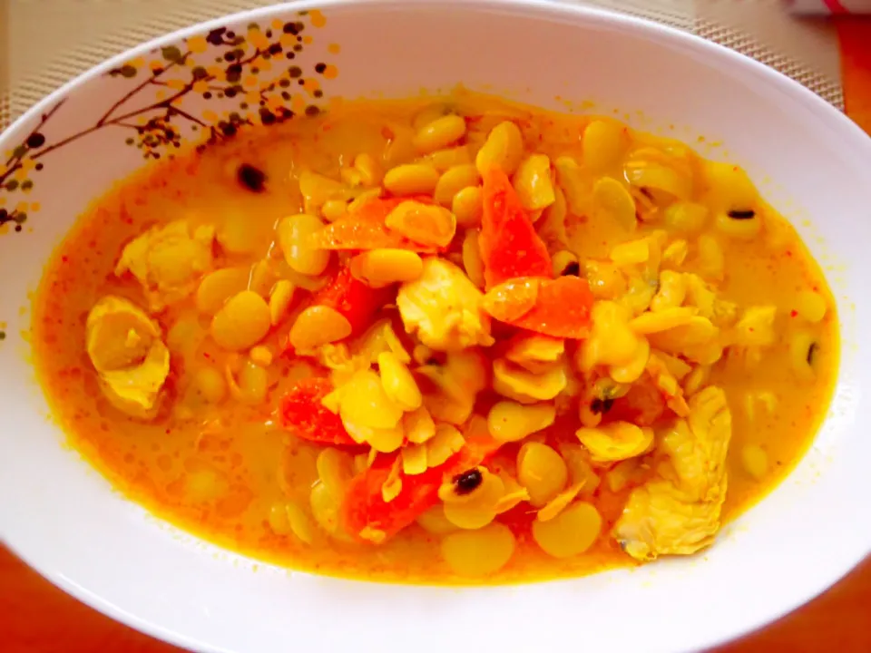 Yellow curry soup with chicken, Lima beans and black-eyed peas|Kirk Awiamさん