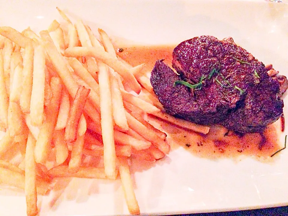 Beef tenderloin with fries|sgさん