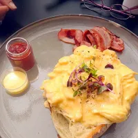 Egg mix on toasted bread with bacon|💐SophiaVAN🍁さん