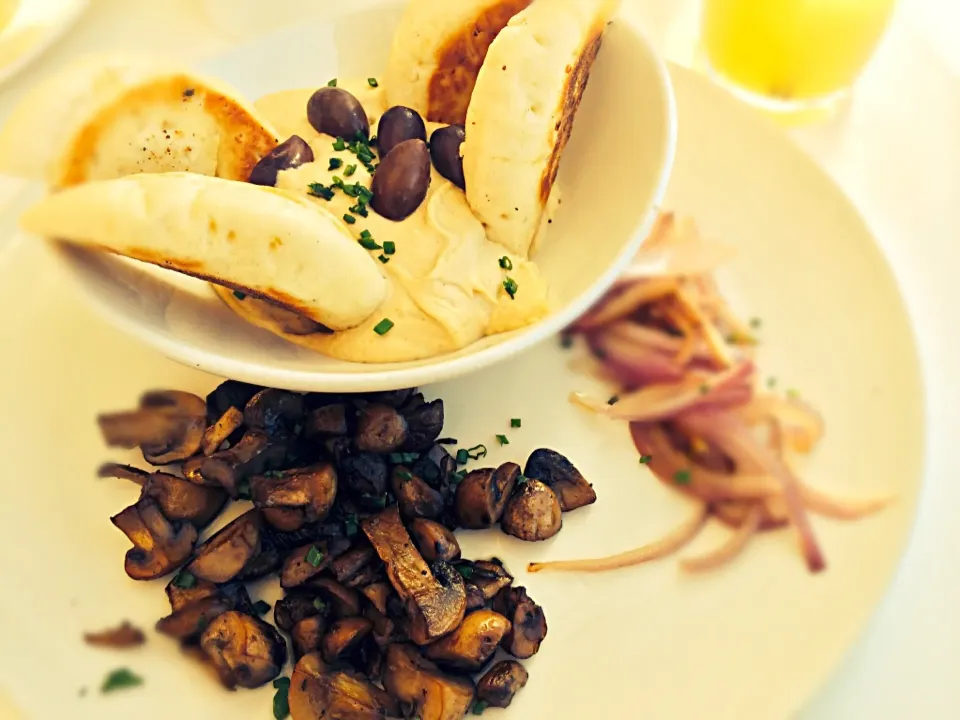 Hummus, onion & mushroom pita|Sergio Lacuevaさん