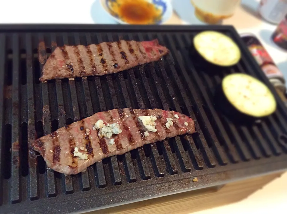 脱水シートで一夜干し状態にした和牛もも肉を焼肉ちう。上に乗ってるのは山ワサビ。|mattさん