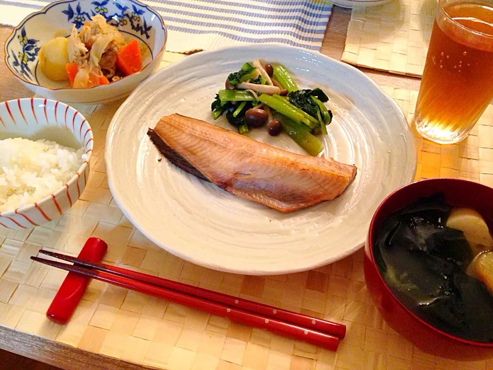 ほっけ、肉じゃが、小松菜としめじの煮浸し、ワカメ味噌汁|まろさん