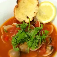 Snapdishの料理写真:Clams in tomato broth served with pan-fried garlic baguette|Elaine Gohさん