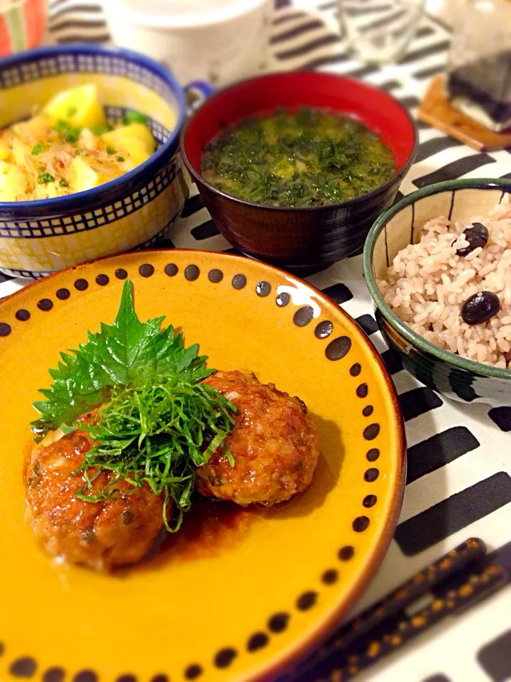 Snapdishの料理写真:豚つくねハンバーグ🍀ジャガバター醤油🍀黒豆ご飯🍀豆腐と海苔のお味噌汁|mochaさん