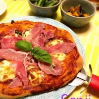 Snapdishの料理写真:Analyn AustriaさんのPizza生地で生ハムピザ作りました〜♥️